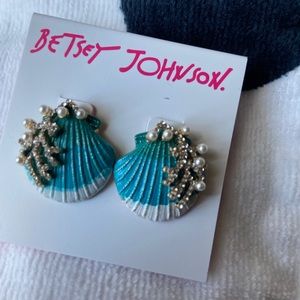 Betsy Johnson Shell stud earrings NEW!